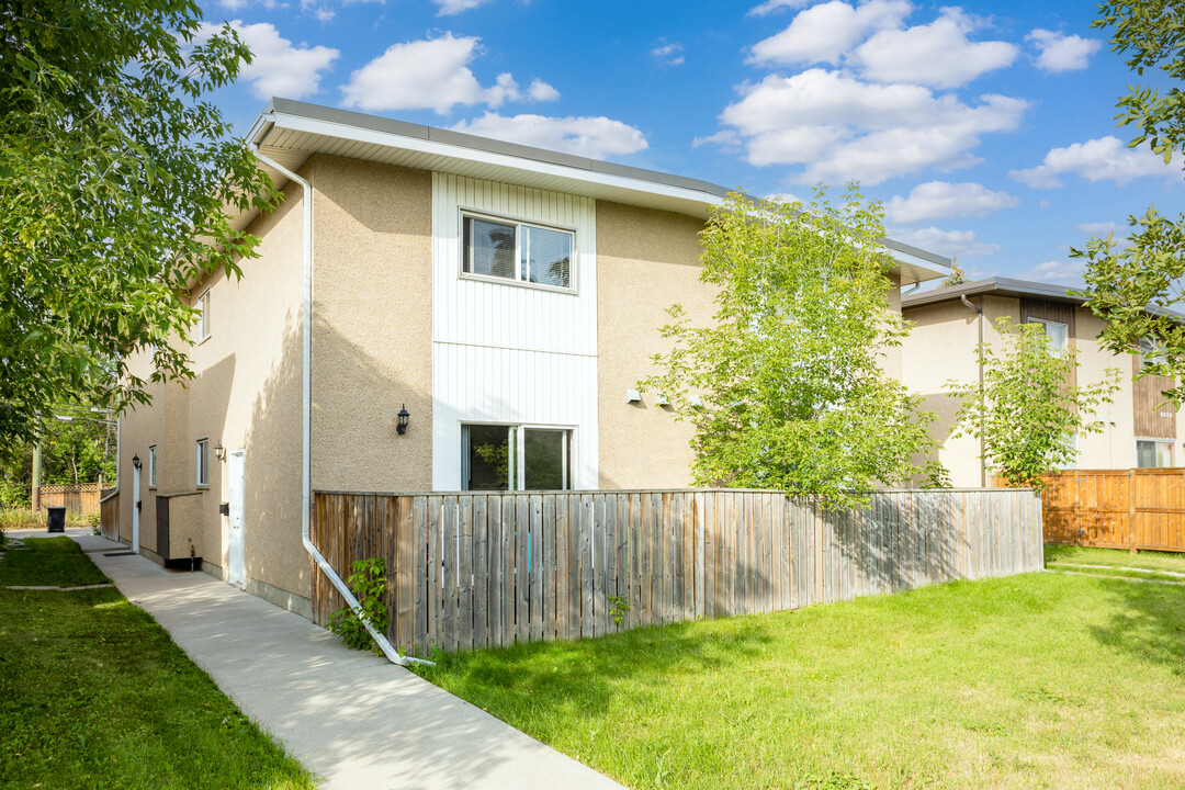 6223 Bowness Rd NW in Calgary, AB - Building Photo