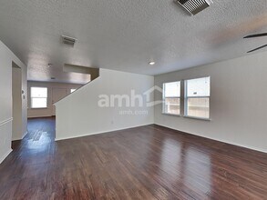 10423 Manor Crk in San Antonio, TX - Foto de edificio - Building Photo