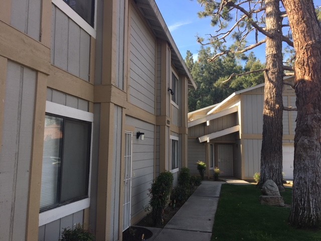 Parkwood Court Apartments in Bakersfield, CA - Building Photo - Building Photo