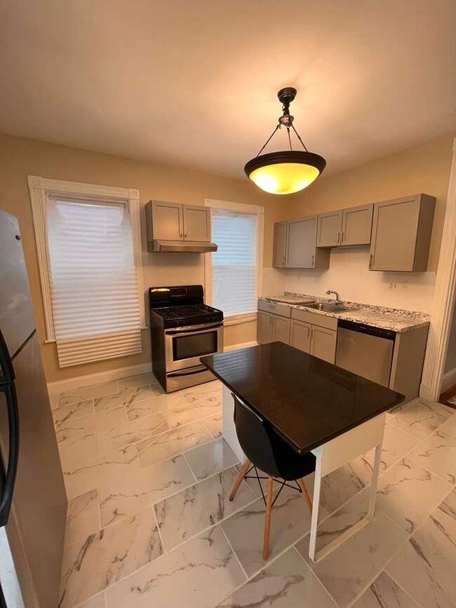 10 Bucknam St, Unit 1 in Boston, MA - Foto de edificio - Building Photo