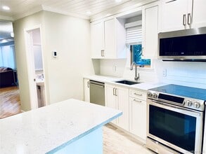 4 Avenue B in Port Washington, NY - Building Photo - Building Photo