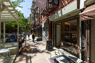 227 Mott St in New York, NY - Foto de edificio - Building Photo