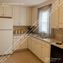 8430 Grandview Ln in Overland Park, KS - Building Photo - Building Photo