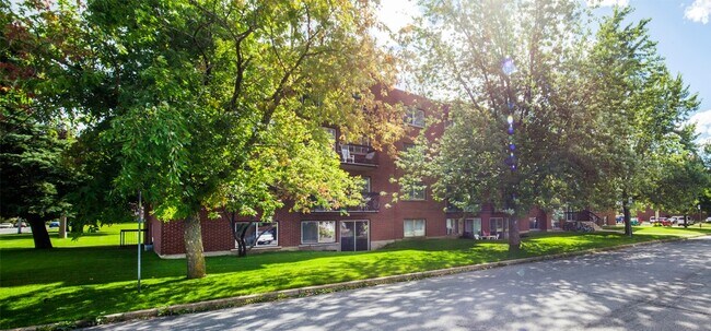 147 Alexis-Carrel Rue in Châteauguay, QC - Building Photo - Building Photo