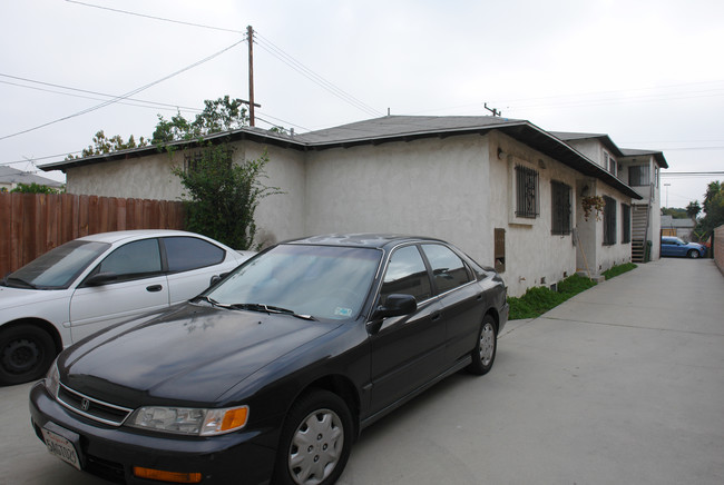 812 S Flower St in Inglewood, CA - Foto de edificio - Building Photo