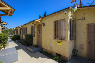 228 W 111th Plz in Los Angeles, CA - Building Photo - Building Photo