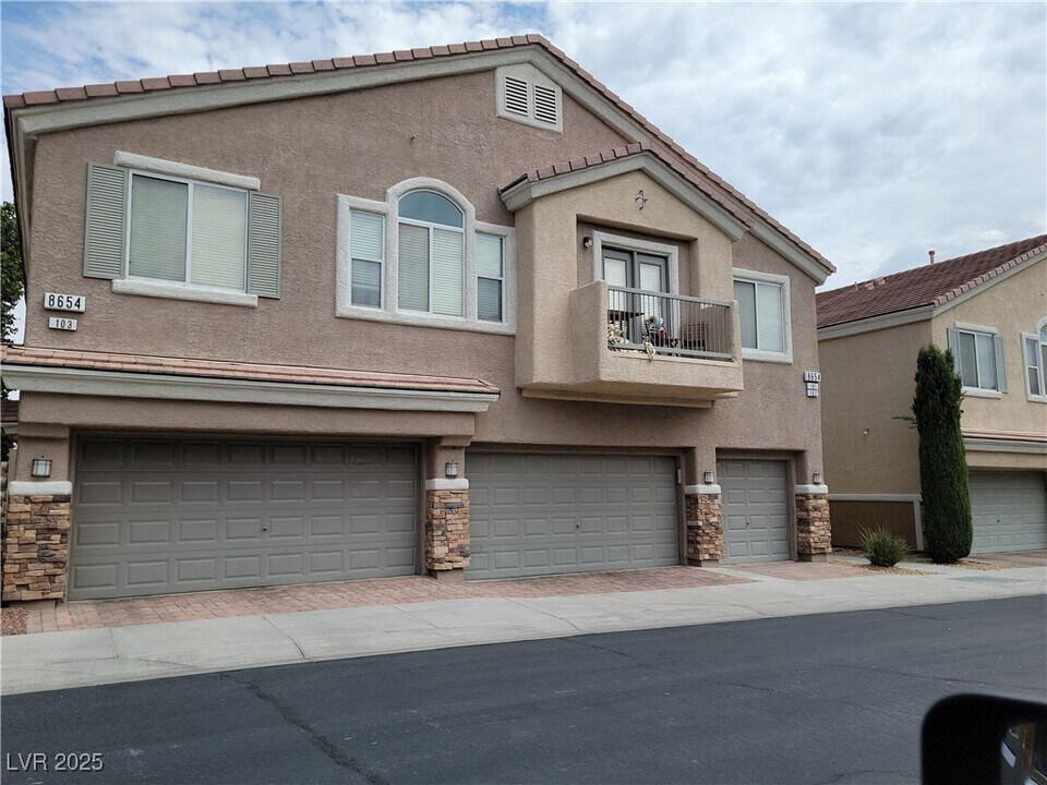 8654 Traveling Breeze Ave in Las Vegas, NV - Building Photo