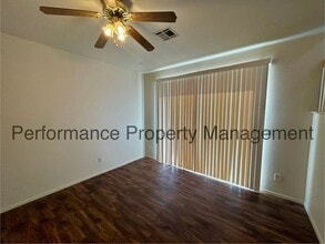 5016 Shadow Lake Dr in Bakersfield, CA - Building Photo - Building Photo