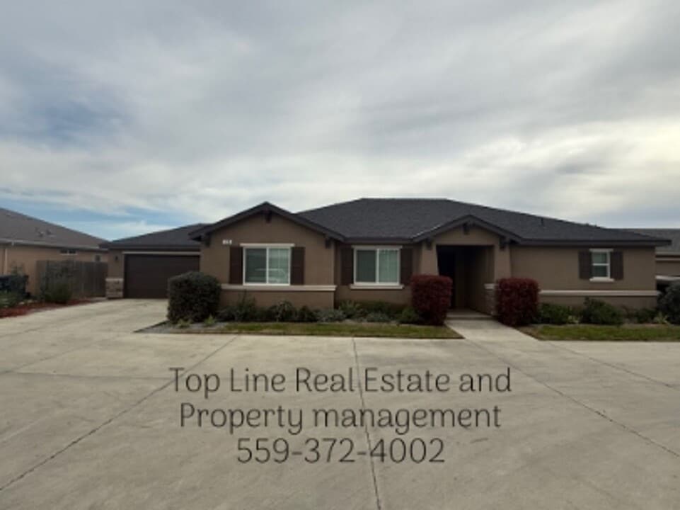 729 W Perez Ave in Visalia, CA - Building Photo