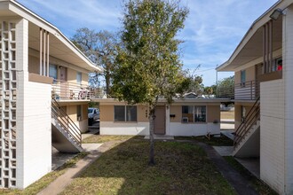 Arlington Court in Daytona Beach, FL - Building Photo - Building Photo