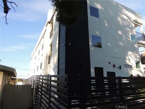 22735 Del Valle St, Unit 8 in Los Angeles, CA - Foto de edificio - Building Photo