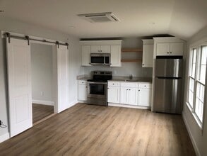 171 Main St, Unit Apartment 4 in Hyannis, MA - Foto de edificio - Building Photo