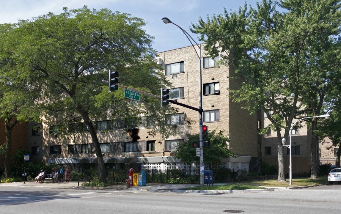 6972 N Sheridan Rd in Chicago, IL - Building Photo