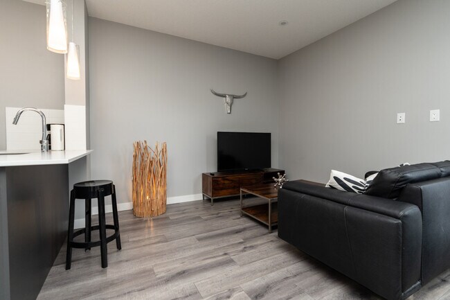 11303-11105 105 Ave NW in Edmonton, AB - Building Photo - Building Photo