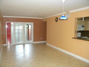 10249 NW 9th St Cir in Miami, FL - Building Photo - Building Photo