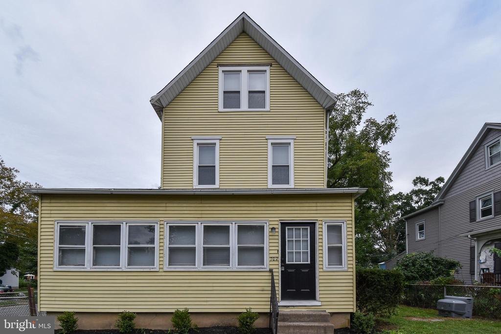 702 Parry Ave in Palmyra, NJ - Building Photo
