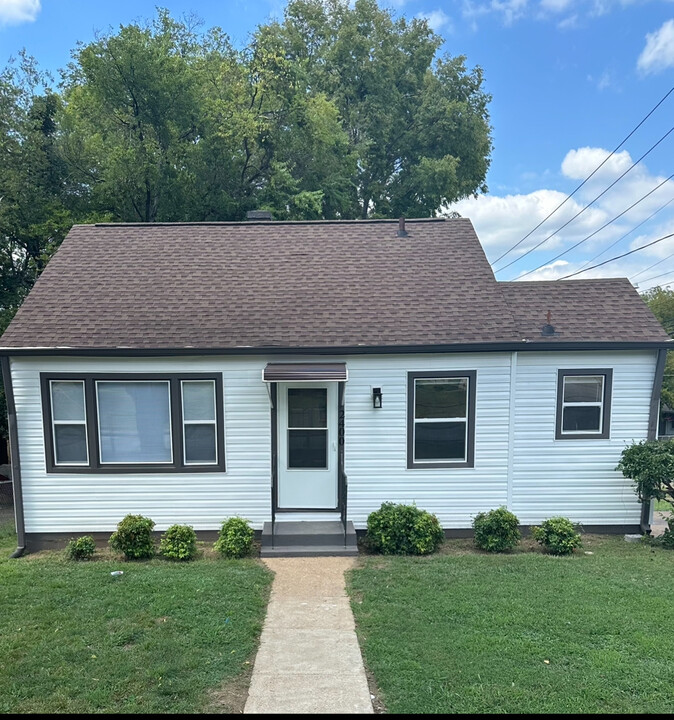 2400 Eden St, Unit FRONT UNIT in Nashville, TN - Foto de edificio