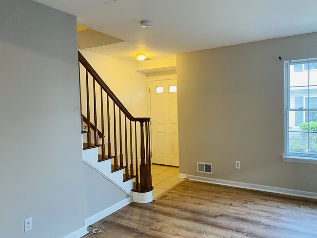 26 Henry St, Unit #B in Somerset, NJ - Foto de edificio - Building Photo