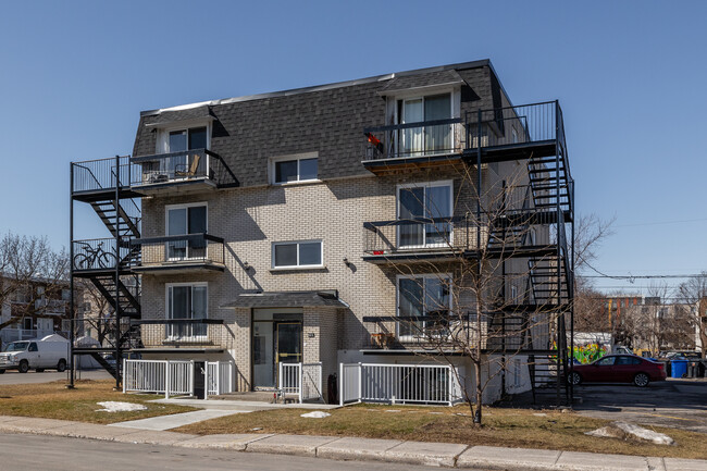 421 Copernic Av in Laval, QC - Building Photo - Building Photo