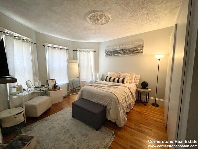24 Pond St, Unit 1 in Boston, MA - Foto de edificio - Building Photo
