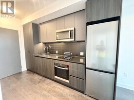 5858 Yonge St in Toronto, ON - Building Photo