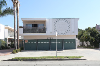 1730 S Barrington Ave in Los Angeles, CA - Building Photo - Building Photo