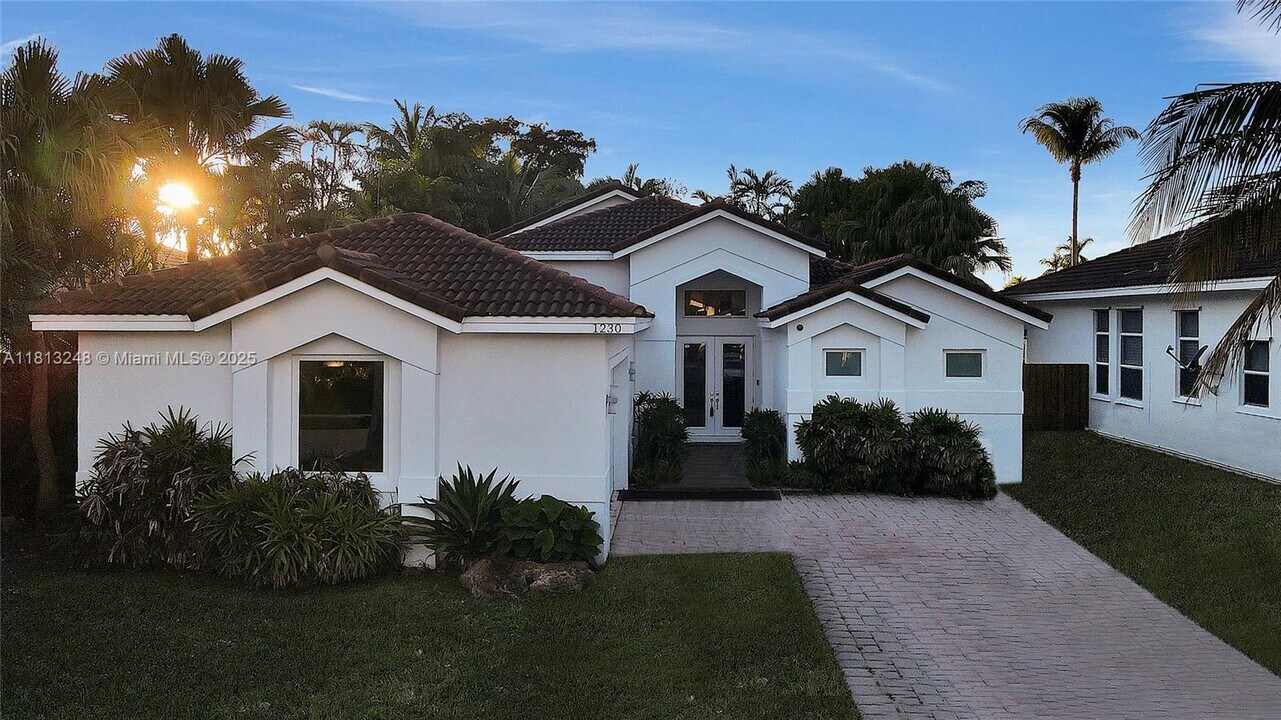 1230 N 13th Ave in Hollywood, FL - Building Photo