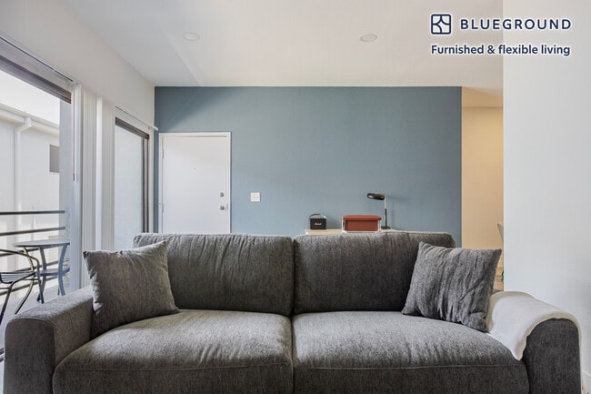 711 N Sweetzer Ave in Los Angeles, CA - Foto de edificio - Building Photo