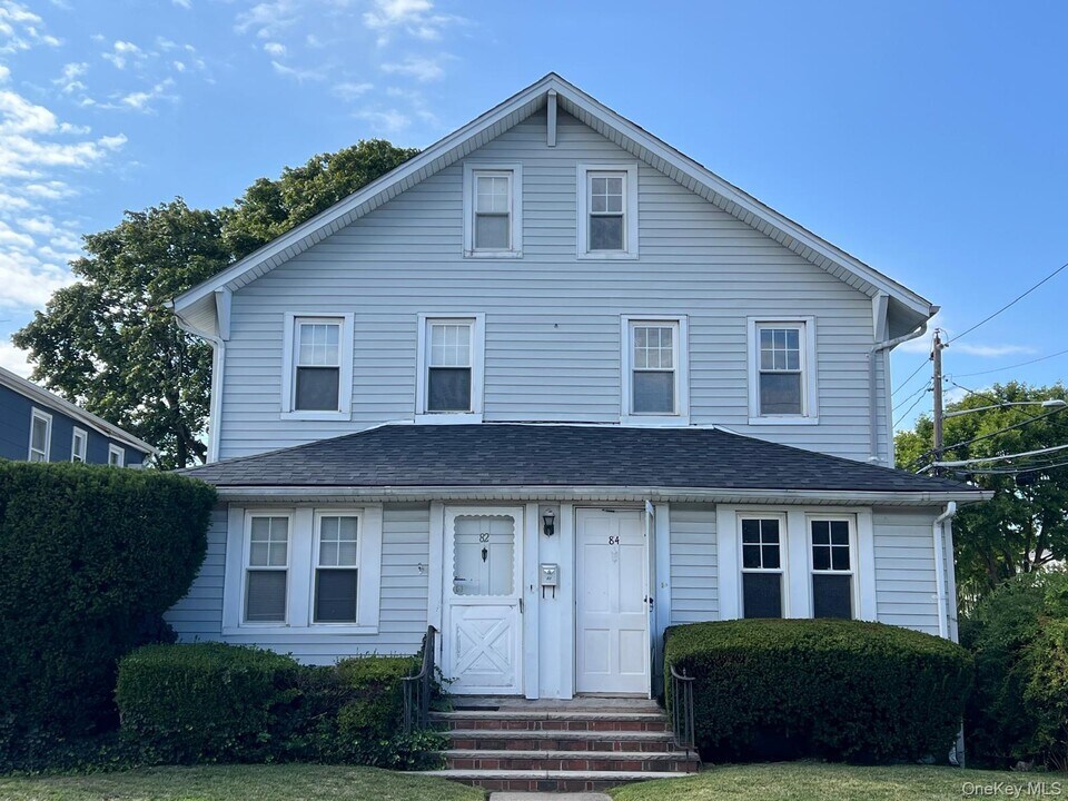84 Rockaway Pkwy in Valley Stream, NY - Building Photo