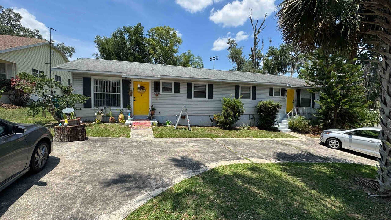 1203 E 5th Ave, Unit 1203 in Mount Dora, FL - Foto de edificio