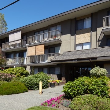 Blackwood Village in White Rock, BC - Building Photo