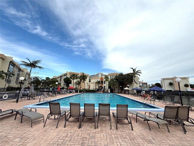 851 Three Islands Boulevard in Hallandale Beach, FL - Building Photo - Building Photo