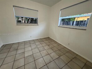 212 NE 41st St in Oakland Park, FL - Foto de edificio - Building Photo