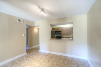 ASHTON PLACE APARTMENTS in Galveston, TX - Foto de edificio - Building Photo