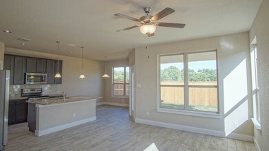 720 Gristmill Dr in New Braunfels, TX - Foto de edificio - Building Photo