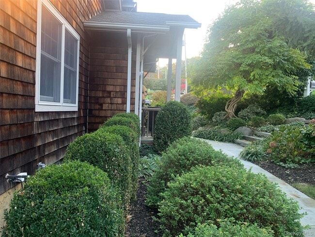 4 Hillside Ct in Huntington, NY - Building Photo - Building Photo