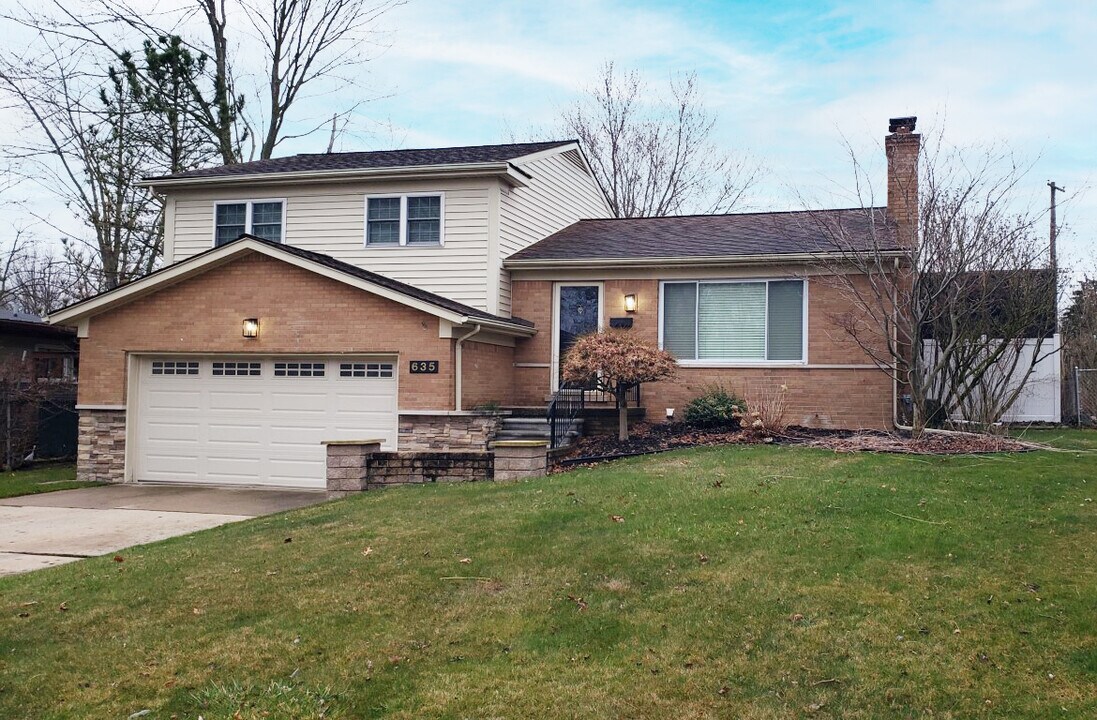 635 Cumberland St in Mount Clemens, MI - Building Photo