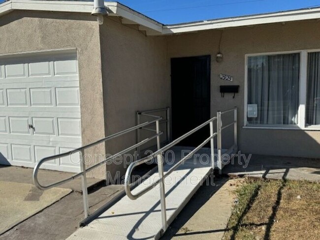 2925 W Caldwell St in Compton, CA - Foto de edificio - Building Photo