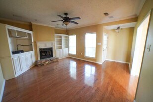 1570 Heartwood Dr in Baton Rouge, LA - Building Photo