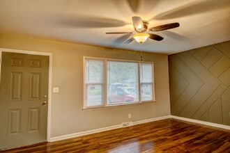 210 Scarlett Ln in Dallas, NC - Building Photo - Building Photo
