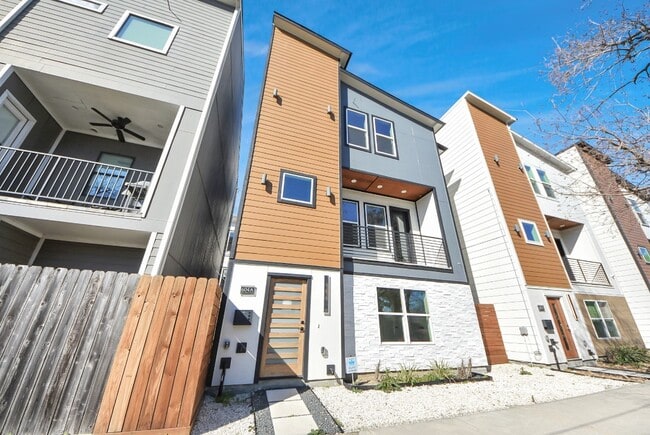 property at 604 W 28th St