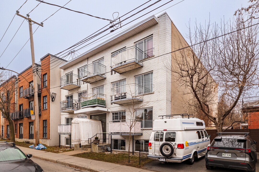 2835 Laurier Av E in Montréal, QC - Building Photo