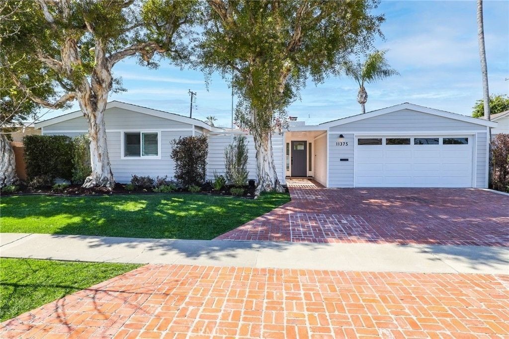 11375 Loch Lomond Rd in Los Alamitos, CA - Foto de edificio