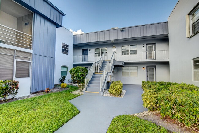 42 Burgundy A in Delray Beach, FL - Building Photo - Building Photo