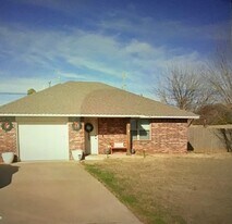 501 W Taylor St in Purcell, OK - Building Photo