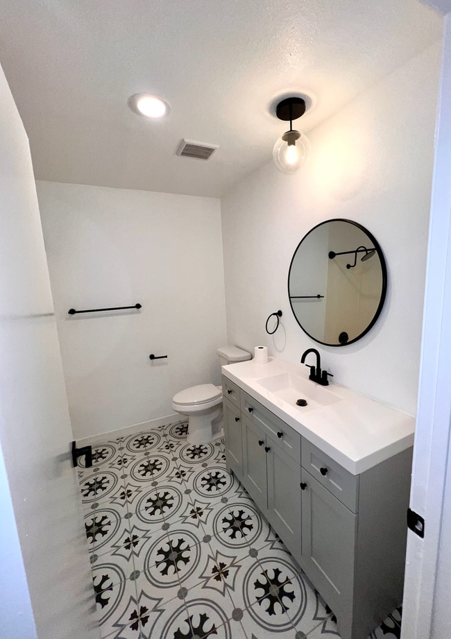 13925 Sherman Way in Los Angeles, CA - Building Photo - Building Photo