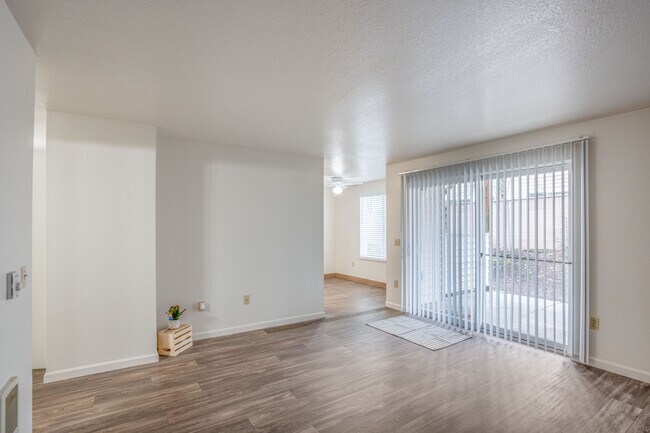 Windsor Manor Apartments in Portland, OR - Building Photo - Interior Photo