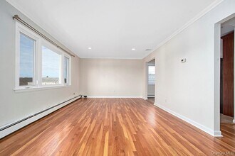 222 Gainsborg Ave E in Harrison, NY - Building Photo - Building Photo