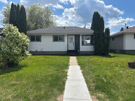 9315-129B 129b Ave NW in Edmonton, AB - Building Photo