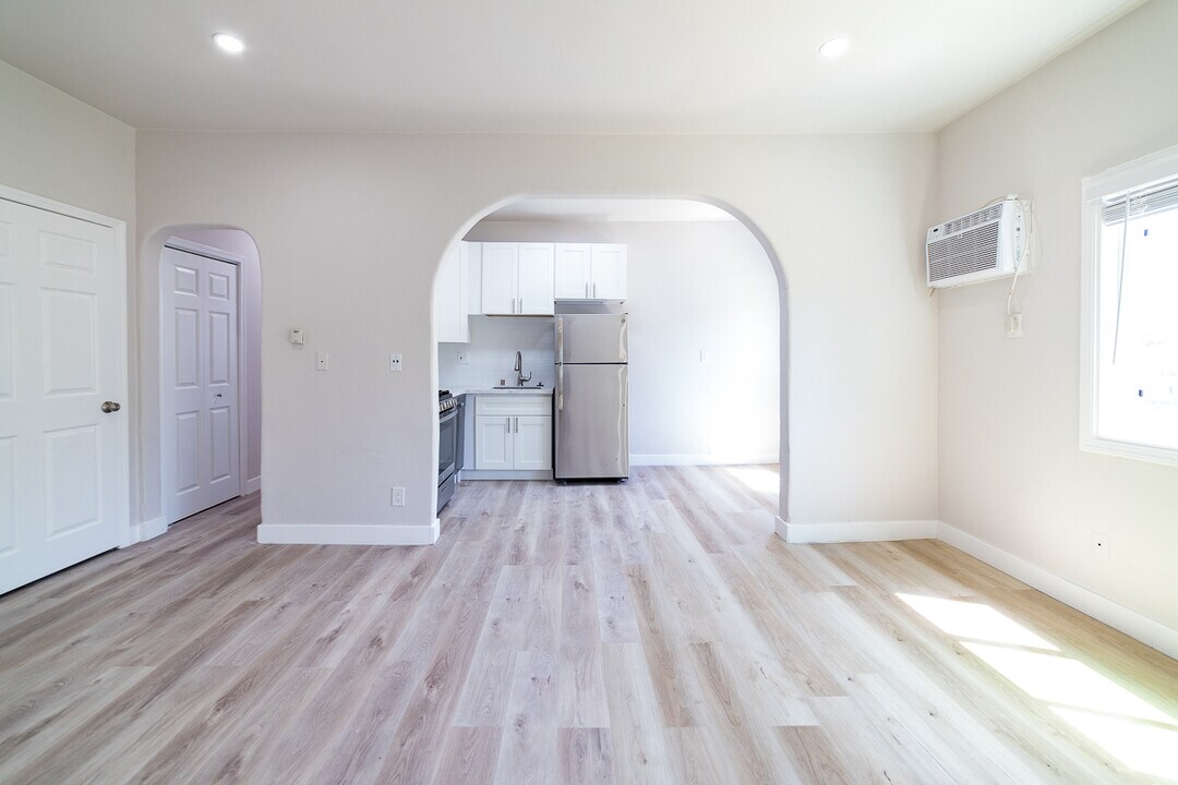 1670 S Rimpau Blvd in Los Angeles, CA - Building Photo